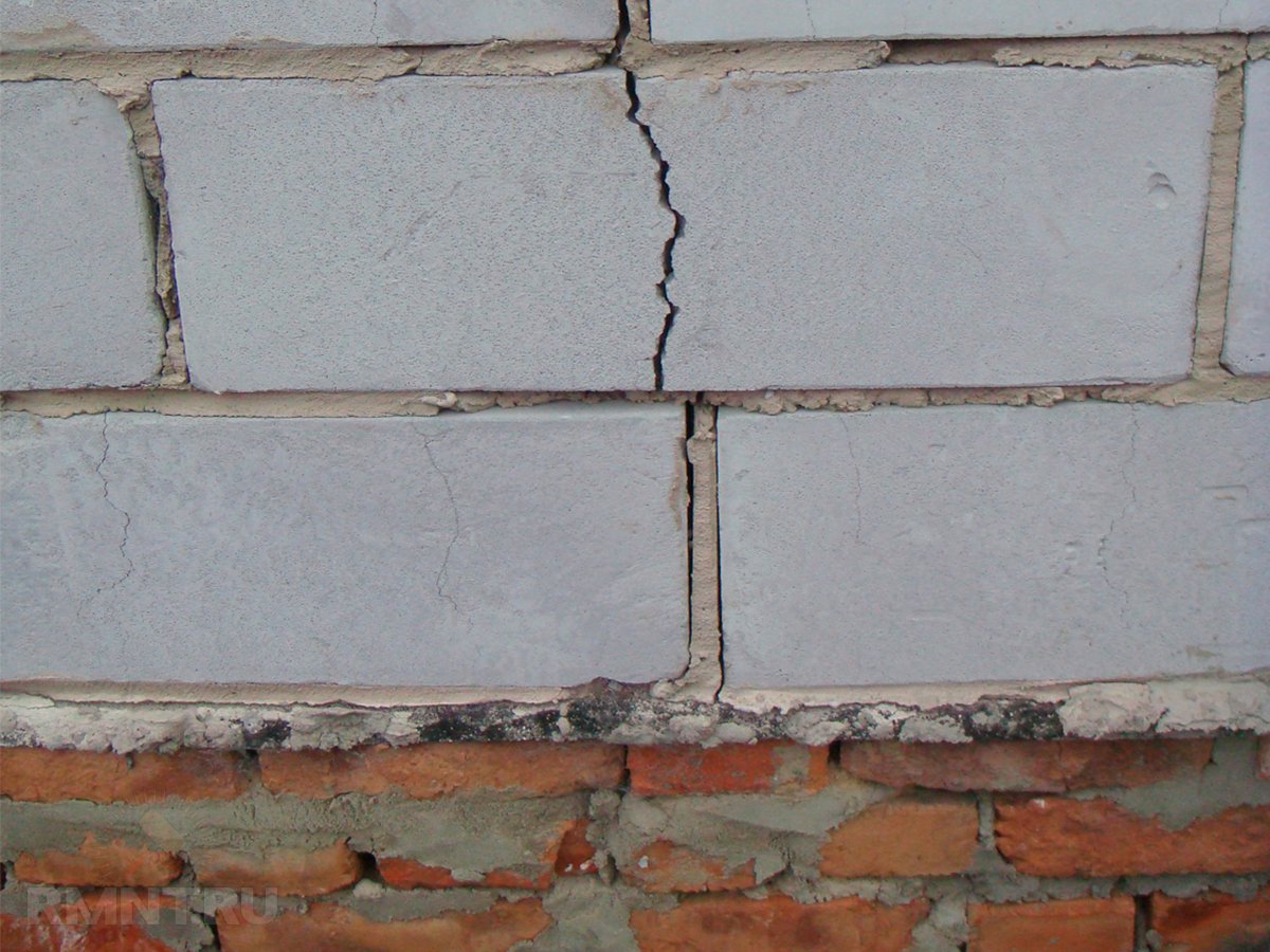 Особенности укладки блоков на цементно-полимерный клей